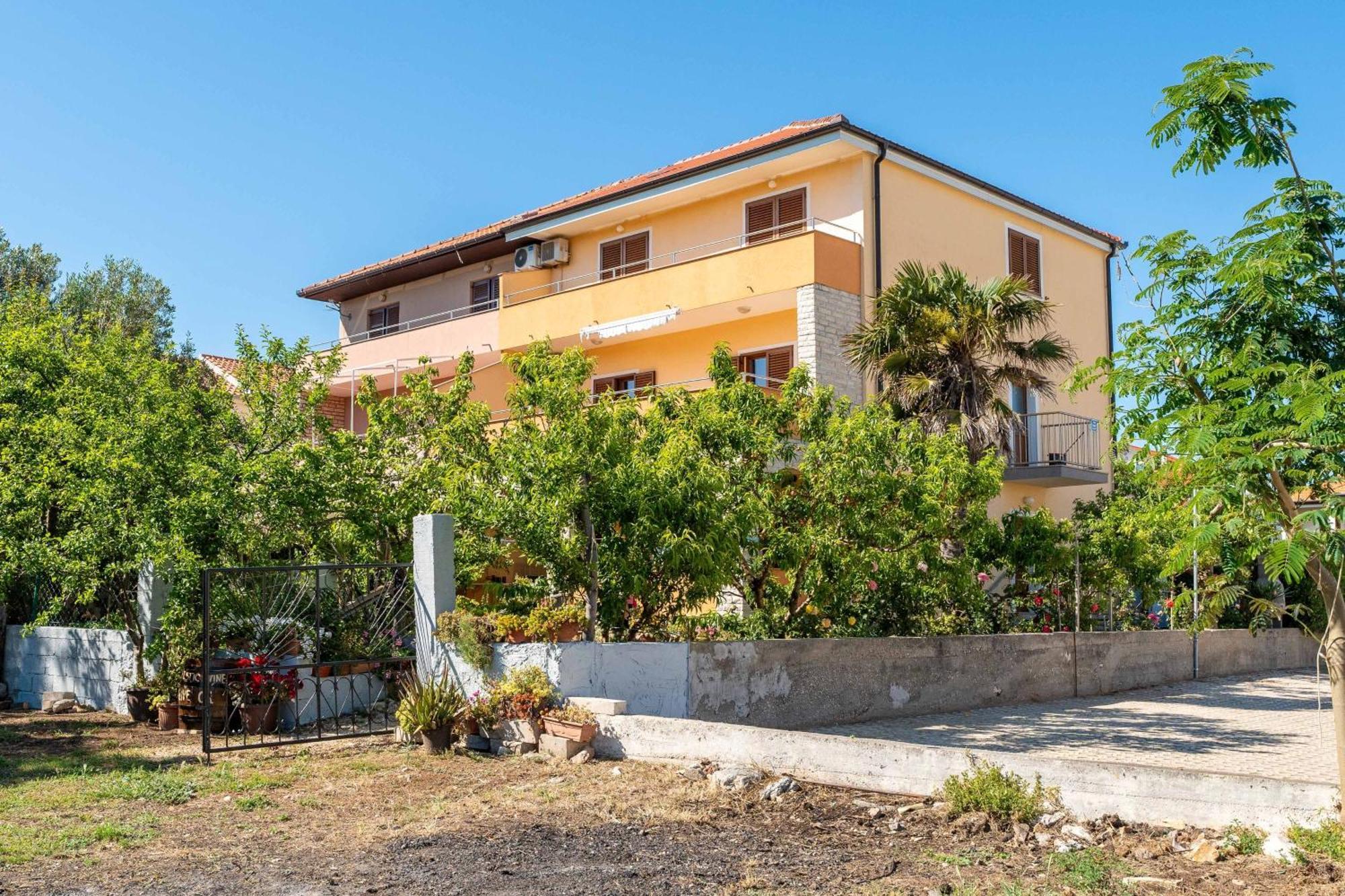 Apartments By The Sea Privlaka, Zadar - 666 Kültér fotó